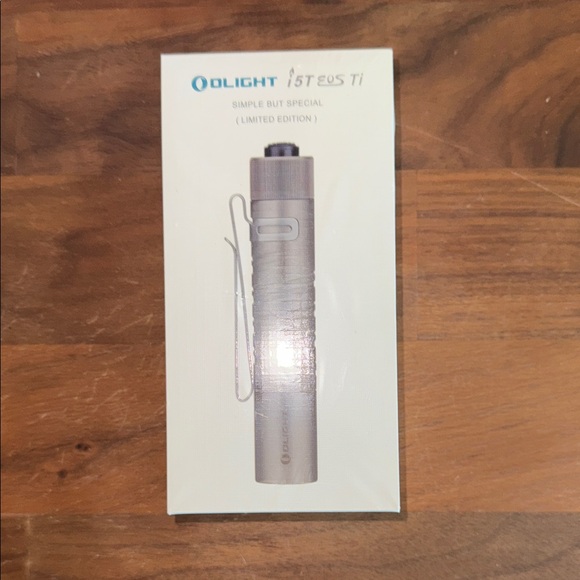 Olight i5T EOS Ti Flashlight in Silver - Picture 1 of 2
